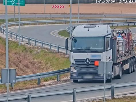 Zdjęcie przewróconej ciężarówki z węglem na drodze ekspresowej S5