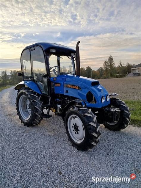 Współczesny ciągnik Pronar Żubroń z napędem 4x4