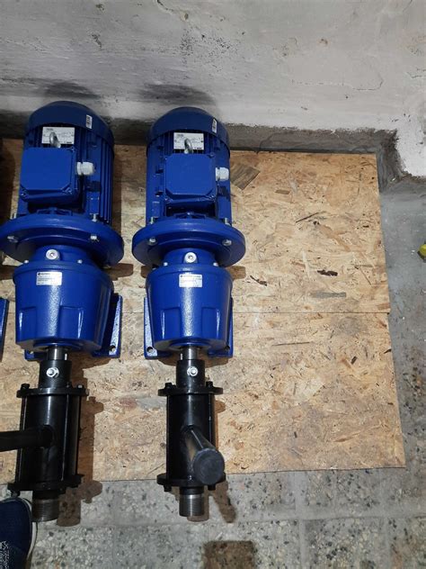 Zestawienie różnych typów wiertnic z przekładnią olejową: hydraulicznych i spalinowych