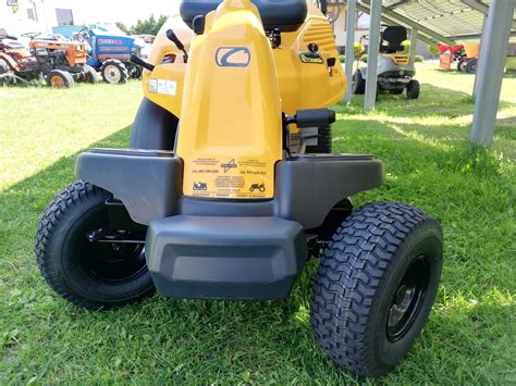 Zdjęcie traktora ogrodowego Cub Cadet pracującego w dużym ogrodzie