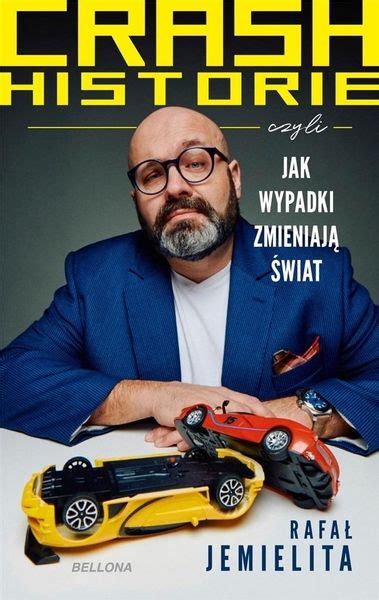 Tematyczne zdjęcie Rafała Jemielity z książką 