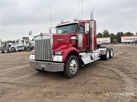 Klasyczny amerykański ciągnik siodłowy Kenworth W900