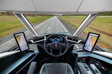 Wizualizacja wnętrza kabiny Kenworth Super Truck 2 z centralną pozycją kierowcy