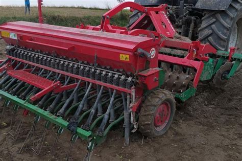 zdjęcie zespołu Farm-tech doradzającego rolnikowi