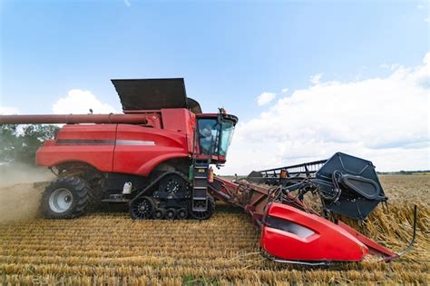 Kombajn zbożowy w akcji