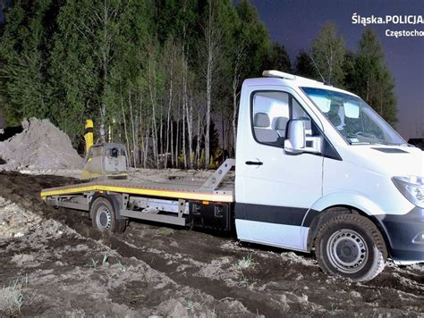zdjęcie pojazdu niskopodwoziowego transportującego ciężką maszynę budowlaną