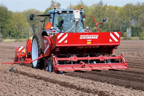 Sadzarka Grimme GL 420 Exacta w pracy z aktywnym narzędziem uprawowym na polu