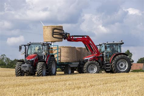 Historyczne ciągniki Massey Ferguson na tle krajobrazu rolniczego