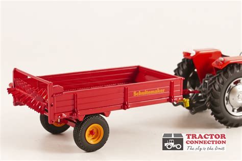 Miniaturowy model rozrzutnika obornika Schuitemaker SMS w skali 1:32, czerwony, wykonany z metalu i gumy