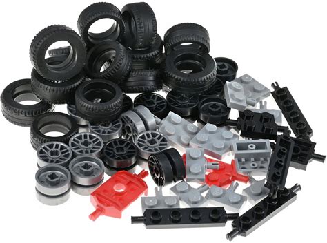Infografika przedstawiająca ruchome elementy traktora LEGO (ramiona, koła, kabina)