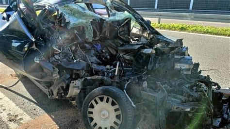 Zniszczony samochód Ubera po zderzeniu z betoniarką na skrzyżowaniu w Legionowie, z widocznymi otwartymi poduszkami powietrznymi i uszkodzeniami karoserii