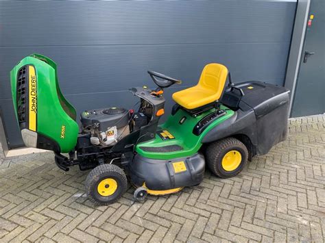 Widok spod agregatu koszącego John Deere X155R