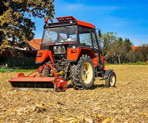 Zetor 3320 na polu
