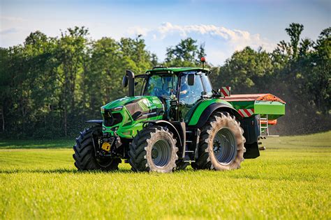 Ciągnik Deutz-Fahr 8280 TTV Lamborghini Edition w białym kolorze