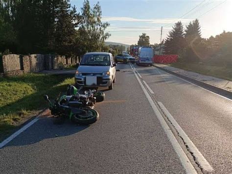 miejsce wypadku drogowego z udziałem ciężarówki i samochodu osobowego, służby ratunkowe