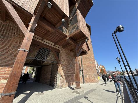 Wnętrze Żurawia Gdańskiego z widocznymi kołami deptakowymi