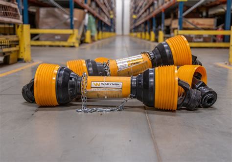 Zdjęcie mostu napędowego JCB z zaznaczonym hamulcem ręcznym i wałami napędowymi