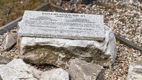 Zniszczenia wojenne lub symboliczne zdjęcie upamiętniające ofiary wojny w Kazimierzy Wielkiej