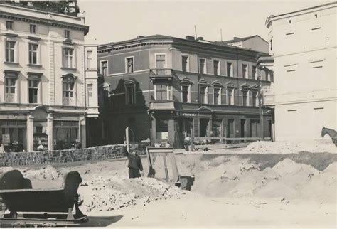 Zdjęcie historyczne zamulonych stawów w centrum miasta na tle ówczesnej Cukrowni Łubna z lat 50-tych