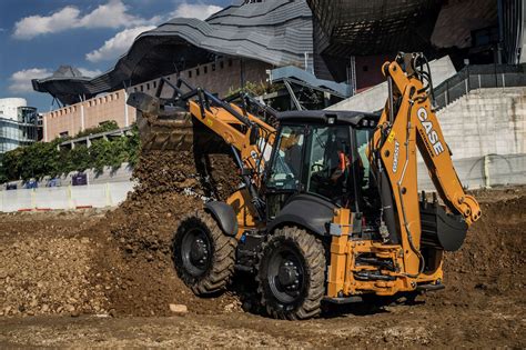 wnętrze kabiny koparko-ładowarki Case 695 ST