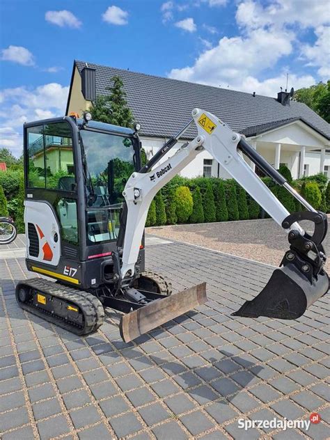Minikoparka Bobcat E17 podczas pracy