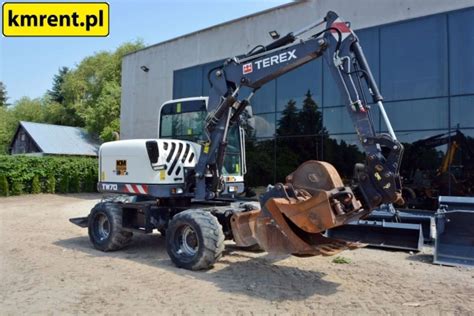 koparka kołowa Terex HML 23 z podłączoną łyżką hydrauliczną, w tle plac budowy