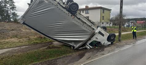 Wywrotka przewrócona przez silny wiatr na autostradzie