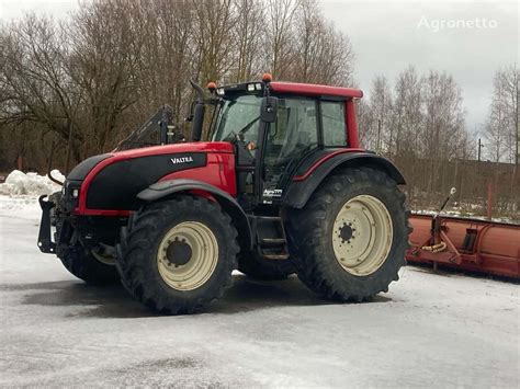 Valtra T191 - zdjęcie ciągnika w dynamicznej pracy na polu