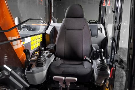 Wnętrze kabiny operatora Hitachi Zaxis-7 z widocznym monitorem i ergonomicznymi elementami sterującymi