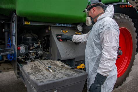 Opylacz piersiowy wentylatorowy do rozrzucania środków ochrony roślin w formie proszku