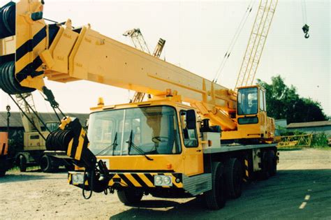 Photo of HYDROS T-632 truck crane during testing in 1983