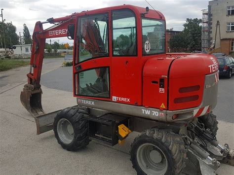 Zdjęcie przedstawiające koparkę kołową Terex TW 70 w akcji na placu budowy