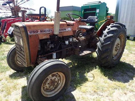 Zdjęcie ciągnika Massey Ferguson 250 w pracy