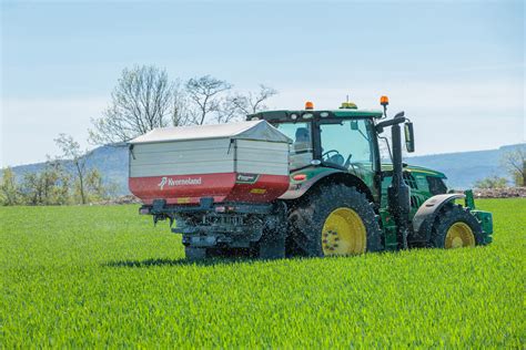 Thematic photo of Kverneland Exacta CL spreader working in the field