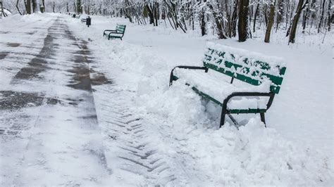 Zdjęcie odśnieżarki Kama Kipor w akcji, usuwającej śnieg