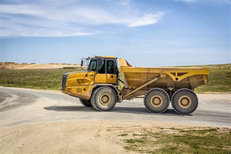 Infographic comparing the drivetrain components of an articulated dump truck