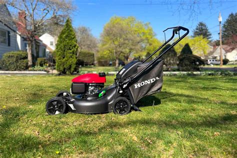 Thematic photo of a Honda lawnmower with a grass collection basket