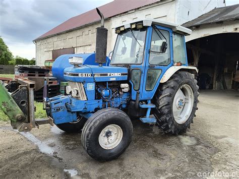 Zdjęcie ciągnika Ford 6610 podczas prac polowych