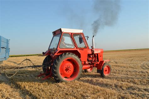 ciągnik UTB Universal 630 w akcji, z widocznymi podobieństwami do maszyn FiatAgri