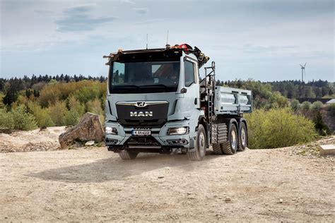 Schemat: Różne konfiguracje osi MAN TGS dla budownictwa (np. 4x2, 6x4, 8x4)