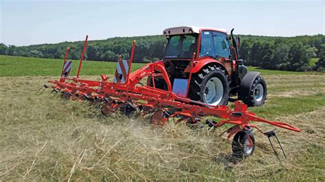 Kosiarka Pottinger Euroboss i przetrząsacz Kuhn GF 6502 w akcji
