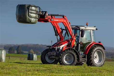 Massey Ferguson 7714S podczas pracy z osprzętem
