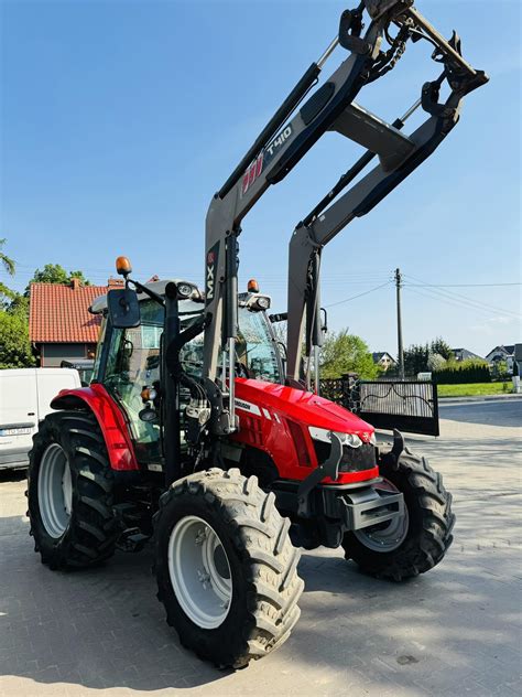 Wielofunkcyjny ciągnik Massey Ferguson z ładowaczem czołowym