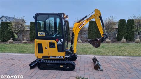 Infografika z parametrami technicznymi łyżek JCB 3CX i ich wymiarami