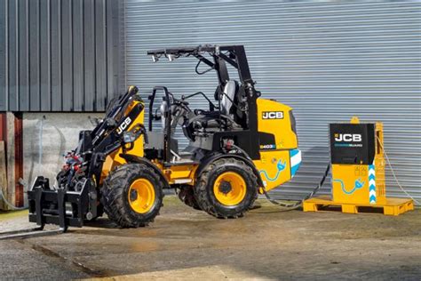 Ilustracja przedstawiająca różne typy ramion ładowarki JCB 403, standardowe i przedłużone