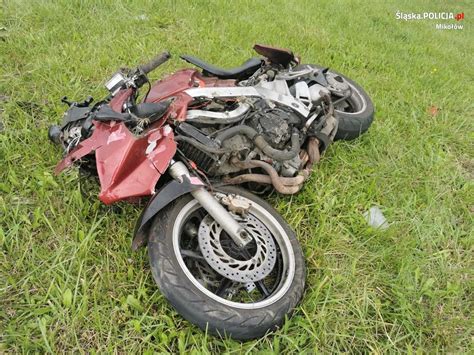 zdjęcie uszkodzonego motocykla w trudnym terenie