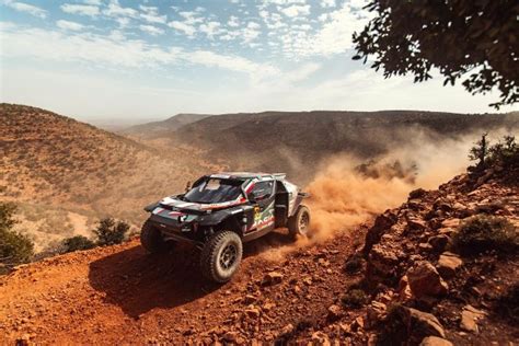 zdjęcie pojazdów SSV w akcji na rajdzie Dakar