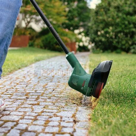 Zdjęcie przedstawiające podkaszarkę Bosch EasyGrassCut 18V-230 w użyciu, podkreślające jej lekkość i ergonomię