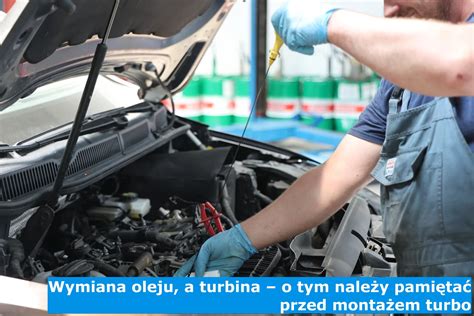 Mechanik zalewający filtr oleju przed montażem