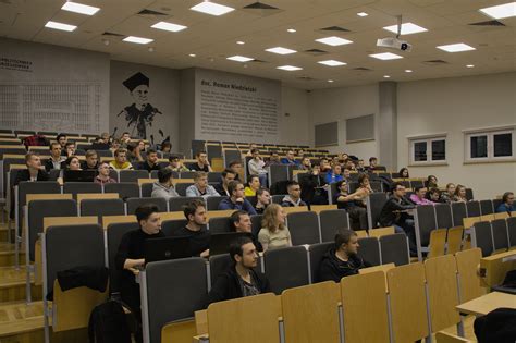 Uczestnicy szkolenia praktycznego na wózku EPT